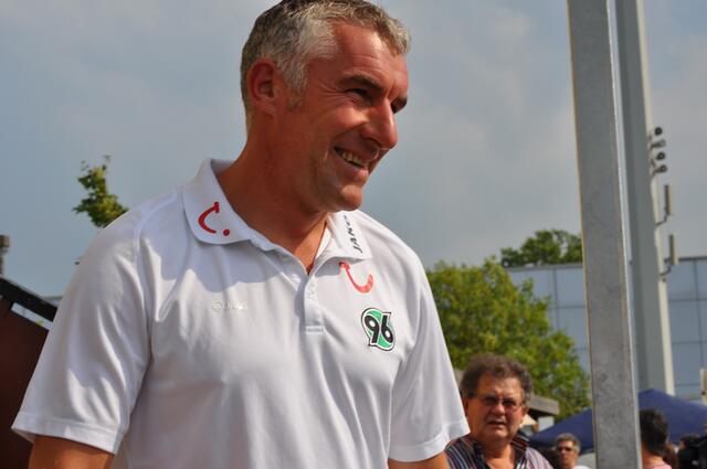 Teamchef Slomka präsentiert seine 11 im Leinestadion in Letter