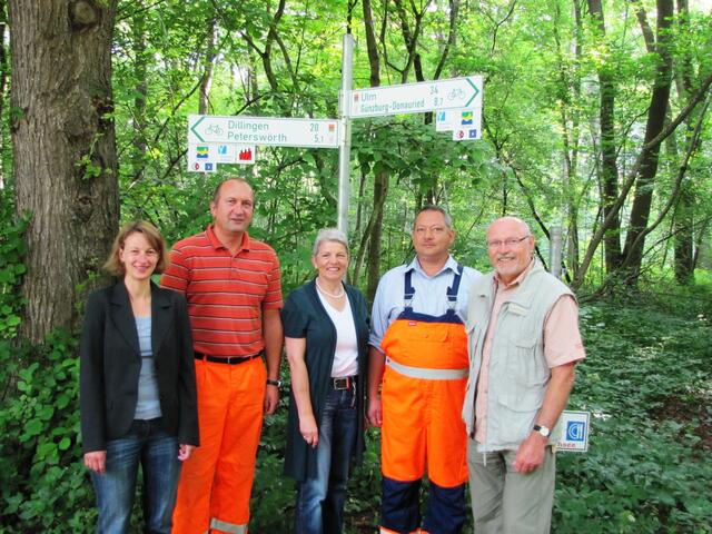 Alle Beteiligten freuen sich über die neue Beschilderung und auf viele glückliche Radler. Von links: Evelyn Track (Regionalmarketing Günzburg GbR), Manfred Wiedemann (Kreisbauhof Dillingen), Angelika Tittl (Donautal-Aktiv e.V.), Günther Rieder (Kreisbauhof Dillingen), Otto Mader (Regionalmarketing Günzburg GbR)