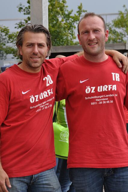 Trainer TSV Limmer Patrick Glawe rechts im Bild freut sich auf das Testspiel