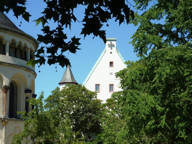 Der Giebel gehört zum Museum Ludwig.