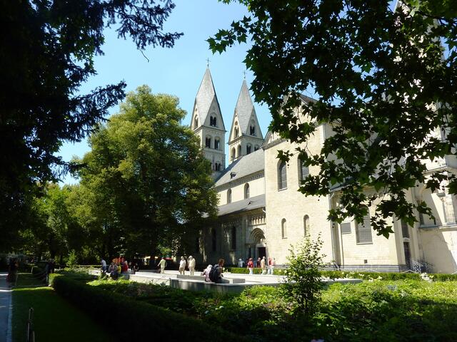 Moderne Brunnenanlage mit religiösen Inschriften vor der Kirche