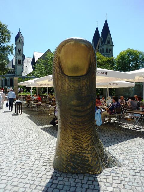 Was will uns der Künstler mit diesem Riesen-Daumen sagen?
