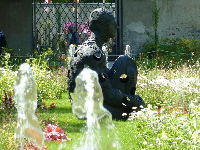 Die Skulptur wirkt auf mich sehr düster.