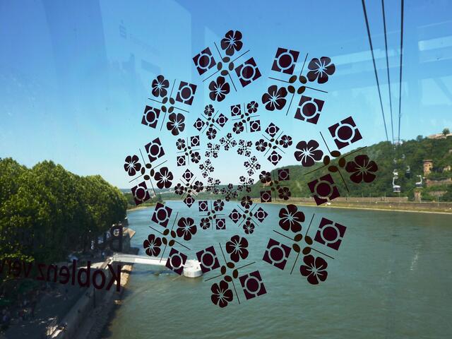 Der Rhein durch das BUGA-Logo hindurch gesehen