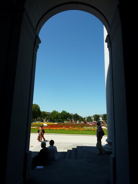Die Schlossarkaden ermöglichen diesen Ausblick auf den Schlossvorplatz.