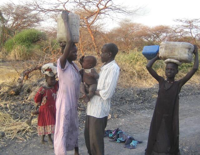 Der tägliche Marsch Wasser zu besorgen