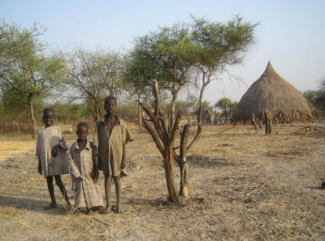 In der Nähe der Hütten wird ein wenig Getreide und Erdnüsse angebaut