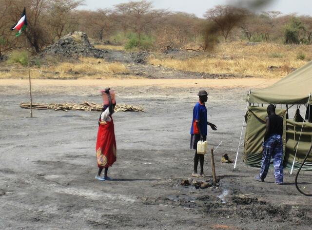 Bei Militärcamps (SPLA) wird gerne Wasser geholt