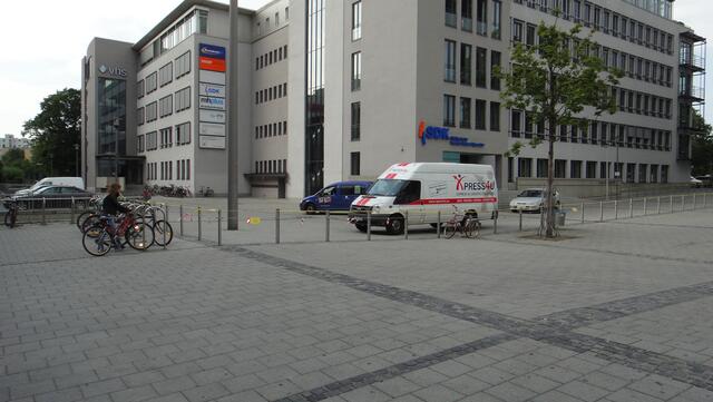 Die Augsburger Volkshochschule umzäunt