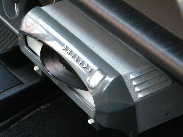 Plattenspieler in einem Oldtimer