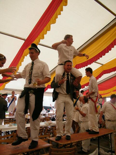 Wenn der Tisch nicht reicht, geht es halt Huckepack weiter!