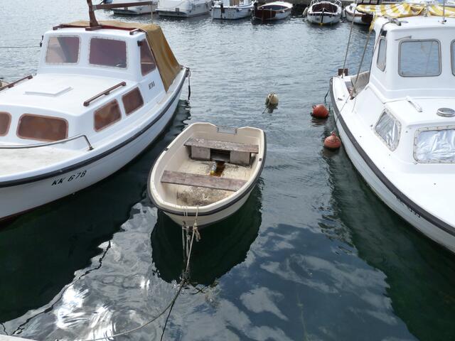 unser lustiger Reiseleiter meinte, ihm gehöre dies kleine Boot :-)