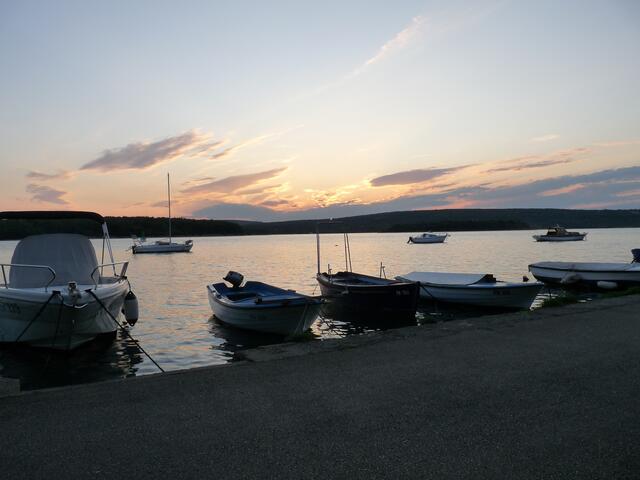 die Sonne geht unter vor unserem Hotel und unsere Zeit ist auch schon wieder zu Ende