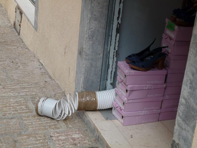 eine super Lüftung eines Schuhgeschäftes :-)
