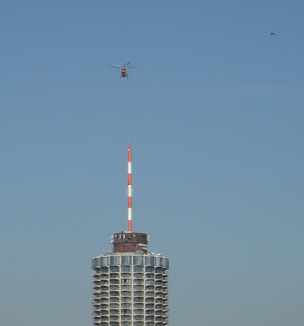 Hubschrauber dockt an die Antenne an.