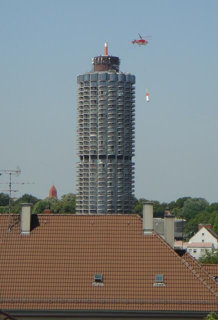 Mit dem kleinen Antennenstummel sieht der Turm ganz schön gestutzt aus.