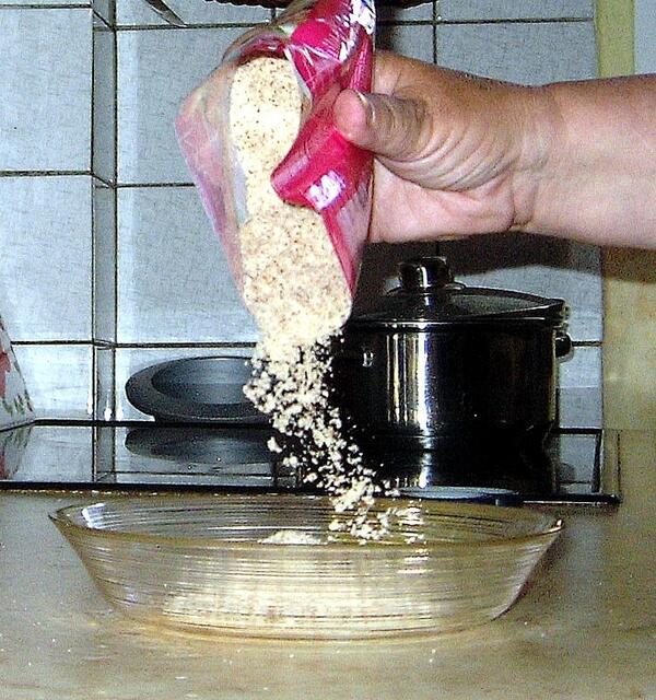 In der Zwischenzeit die Paranüsse (ich habe Mandeln genommen) in der Küchenmaschine ganz klein und fein mahlen.