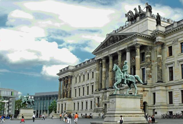 Die Schlossfassade wurde von 2005 bis 2007 unter Verwendung erhaltener Bauteile rekonstruiert.