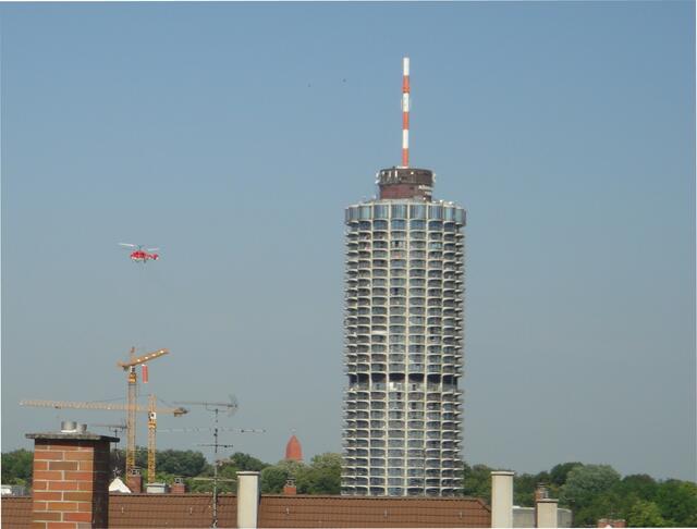 Hinter den Kränen (der Kongresshalle?) verschwindet das erste Antennenteil.