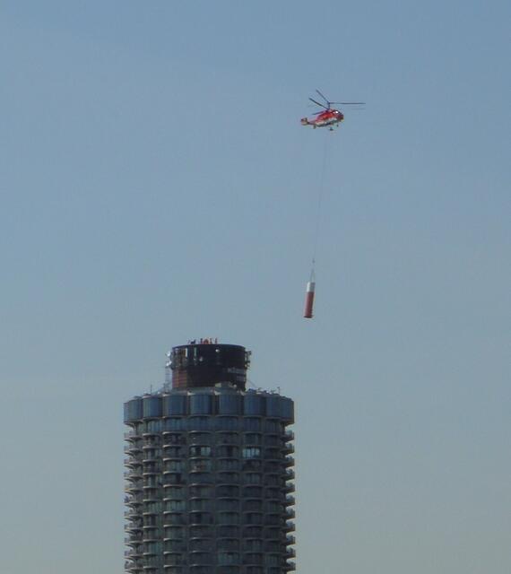 Der Hotelturm ist oben 'kahl'.