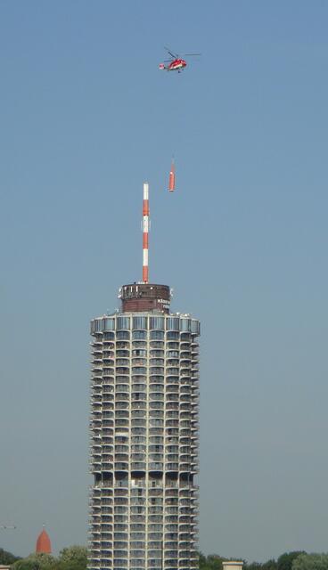 Weg fliegt das erste Teil der Antenne.
