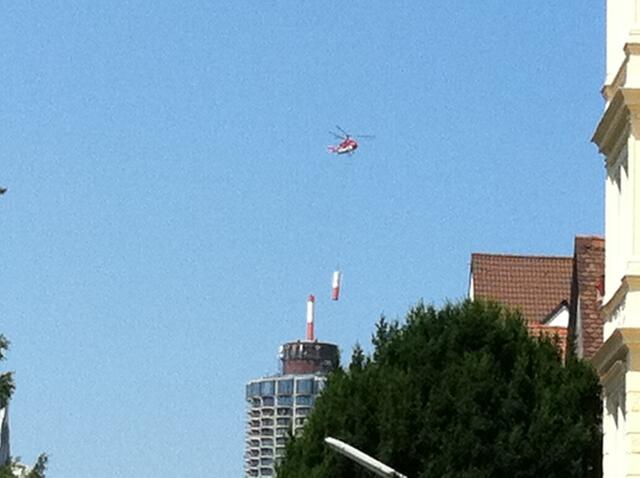 Antennteil Nummer 3 der alten Antenne fliegt davon.