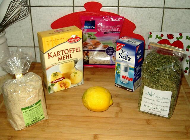 Die Zutaten:
1 Eßl. Zitronensaft - 1 TL.. Salz - 100 g Paranüsse - 3 Eßl. Hefeflocken - 3 Eßl. getrocknete Schnittlauchröllchen - 1 gehäufter Eßl. Kartoffelmehl.