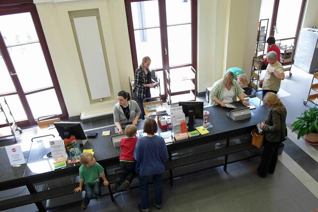 Gleich im Eingangsbereich der Stadtbibliothek befindet sich die Ausleihstation.