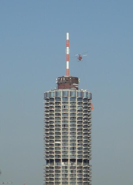 Erstes Antennteil hinterm Hotelturm verschwunden.