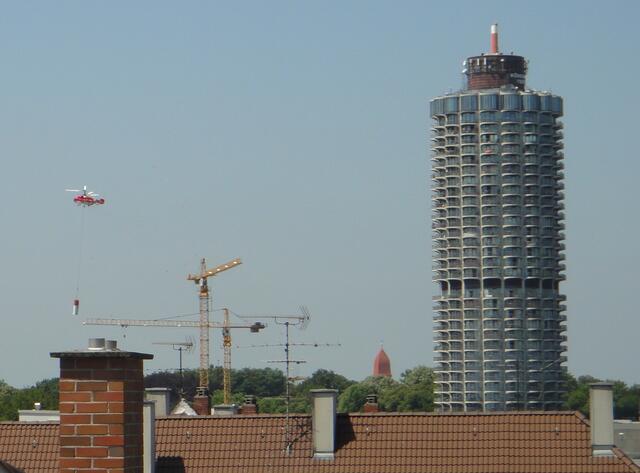 Der Hubschrauber mit dem Antennenteil landet wieder im Wittelsbacher Park.
