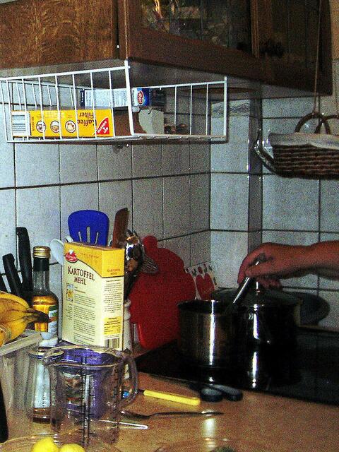 Zusammen mit den Hefeflocken und den Schnittlauchröllchen in den Topf geben und zum Kochen bringen.