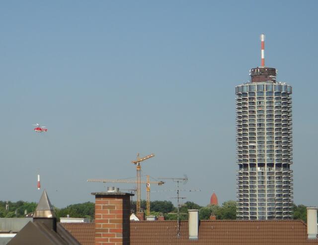 Antennenteil Nummer 2 landet.