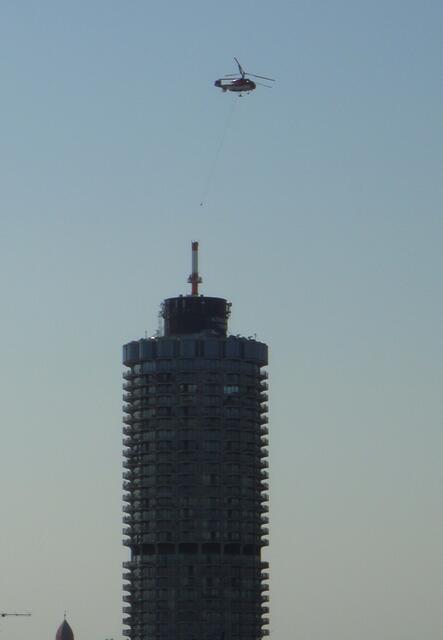 Das 2. neue Antennenteil wurde aufgesetzt (das Aufsetzen des ersten hatte ich leider verpasst).