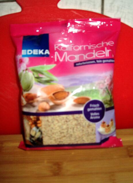 In der Zwischenzeit die Paranüsse (ich habe Mandeln genommen) in der Küchenmaschine ganz klein und fein mahlen.