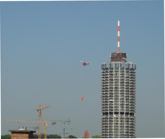 Gleich landet der Hubschrauber mit dem ersten Teil der alten Antenne.