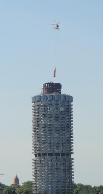 Das letzte alte Antennenteil wird abgetragen.