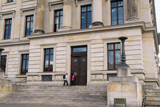 Im Juni 2007 ist die "Stadtbibliothek" in das rekonstruierte Schloss eingezogen.