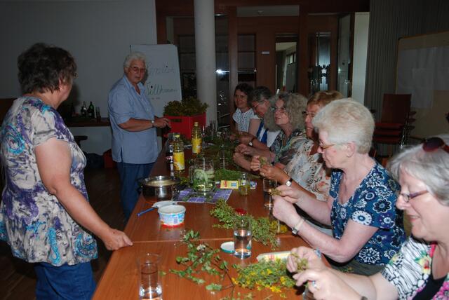 Eine Arbeit für flinke Finge: das Zupfen von Johanniskrautblüten.