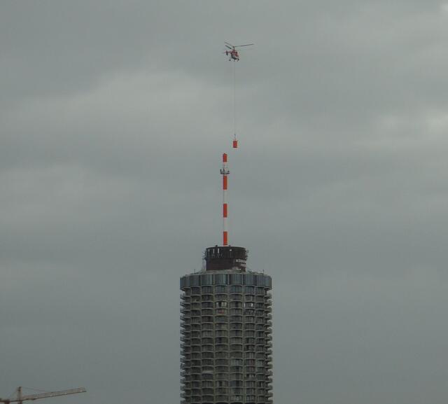 Bei starkem Wind und Regen wird das letzte kleine Teilstück der Antenne aufgesetzt. Fehlt nur noch das dünne Antennenteil.