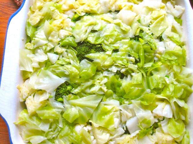 Den vorgegarten Weißkohl habe ich geschnitten und über die ganze Fläche verteilt (an dieser Stelle habe ich mit Salz, Paprika und Kümmel gewürzt)