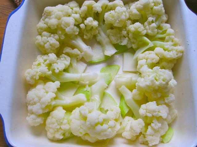 Die Form habe ich mit Olivenöl ausgepinselt, dann Kohlrabistückchen auf dem Boden verteilt und vorgegarte Blumenkohlröschen am Rand verteilt