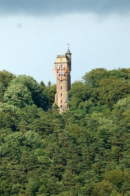 Weithin sichtbar: Der Leuchtturm   - Spiegelslustturm mit dem beleuchteten Elisabethherz