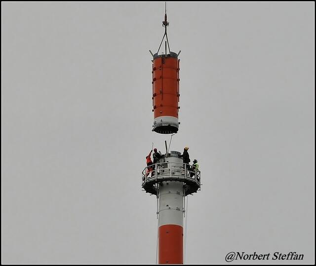 Präzise senkt sich das schwere 5t Teil.