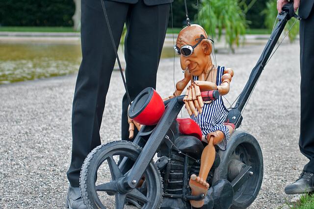 Marionetten-Theater Altrego - Mo auf dem Motorrad und seinen zwei Bodygards als Walkact.