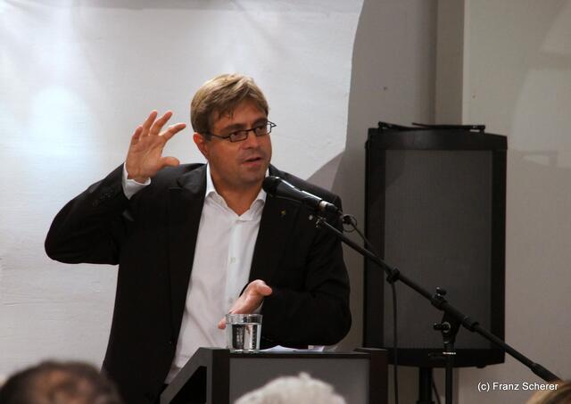 Ausstellung ''St. Jakob - Glaubensmonument im Wandel der Zeit" - Friedbergs Stadtpfarrer Markus Hau freut sich über die Präsentation der St. Jakobskirche