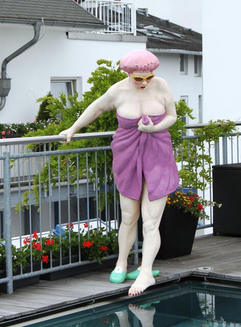 "Soll ich es heute wagen?" Figur im Kaiserhof Maritim in Heringsdorf auf Usedom