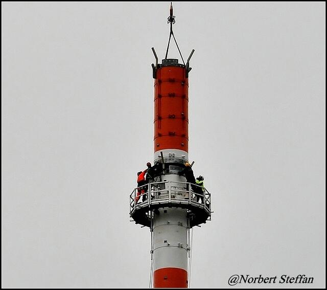Die Last hat einen Durchmesser von ca. 2m. Die Monteure arbeiten so schnell wie sie können.