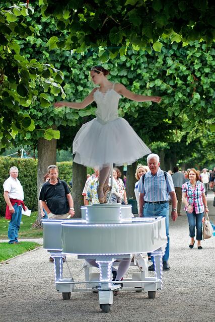 Carillon - Ein weißer Flügel im Großen Garten, mit Pianist und Ballerina.