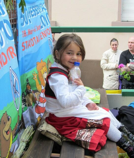 Keine Angst vor Bären und Löwen: Die jüngsten Stadtallendorfer Festzugsteilnehmer auf der Ladefläche des Motivwagens (Foto: Sören-Helge Zaschke) | Foto: Sören-Helge Zaschke