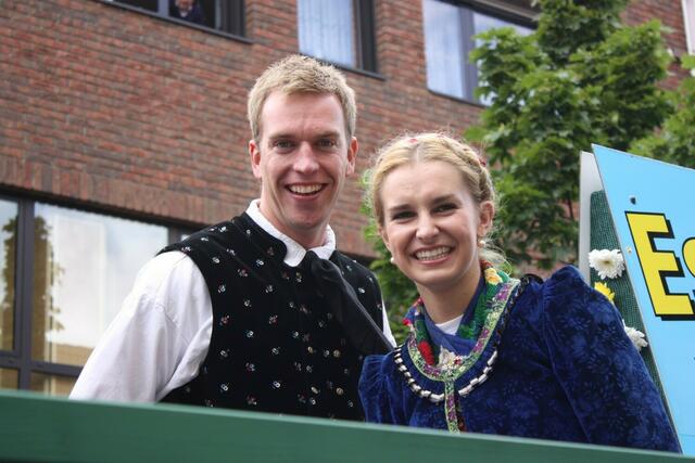 Vom Hessentagsfestzug begeistert: Das Stadtallendorfer Hessentagspaar Fabian Gies und Mona-Lorena Monzien in der katholischen Tracht des Marburger Landes (Foto: Leif-Erik Zaschke) | Foto: Leif-Erik Zaschke